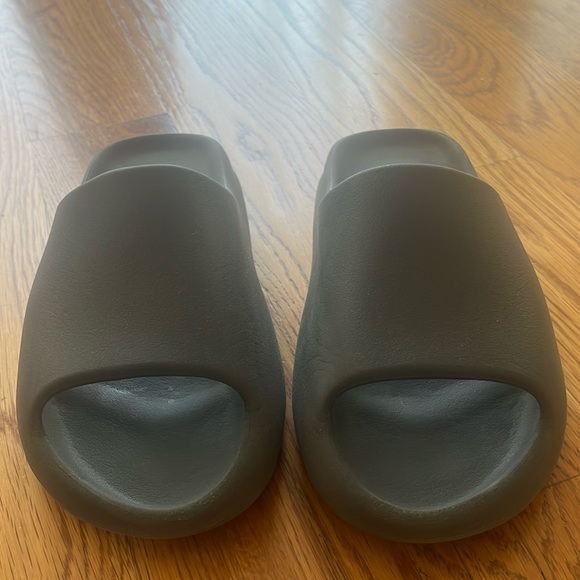 Yeezy slides slate gray